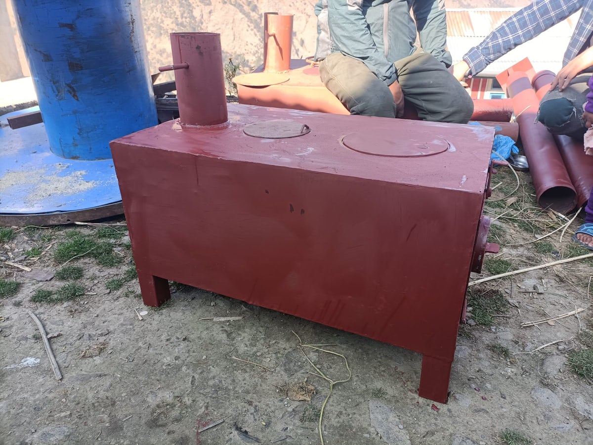 Estructura metalica de estufa construida por gente local Tamang 02.jpeg